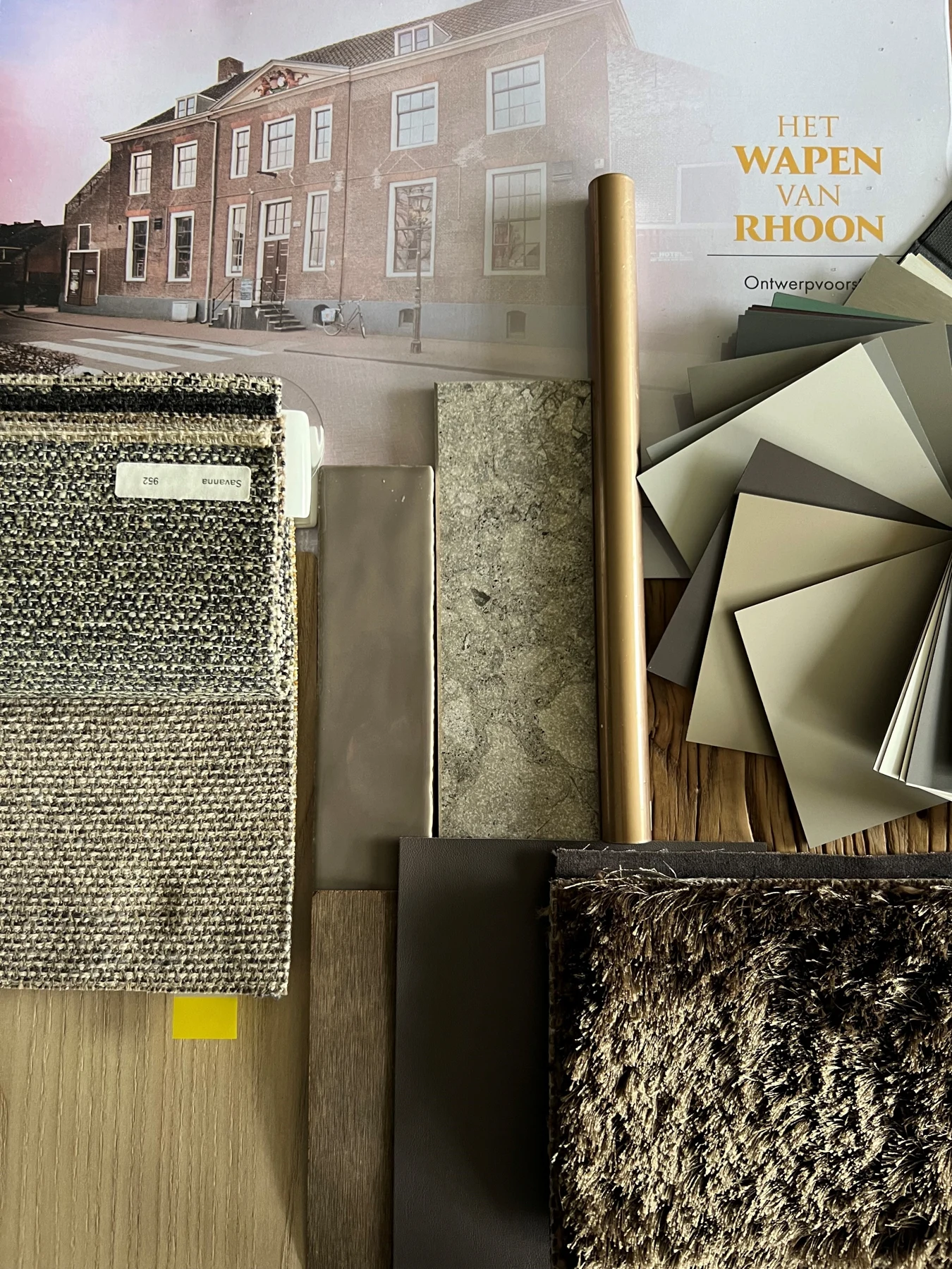 Moodboard met het Wapen van Rhoon, stoffen en warme materiaalstalen